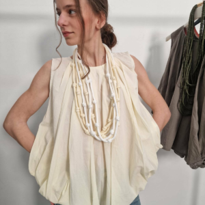 ΜΠΛΟΥΖΑ ΑΜΑΝΙΚΗ ΜΕ ΠΙΕΤΤΕΣ ΣΕ COTTON ΥΦΑΣΜΑ
