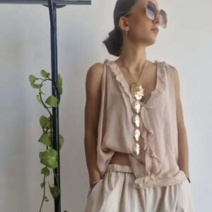 ΜΠΛΟΥΖΑ ΑΜΑΝΙΚΗ ΜΕ V ΚΑΙ ΒΟΛΑΝ ΣΤΗΝ ΛΑΙΜΟΚΟΨΗ